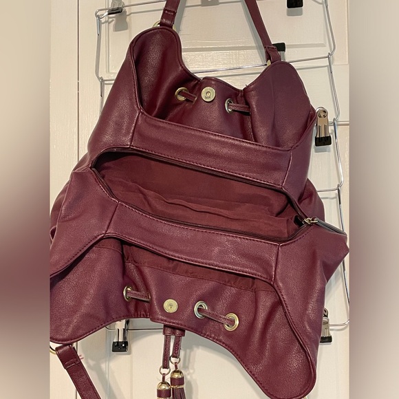 Liz Claiborne maroon leather shoulder bag. - Picture 3 of 8